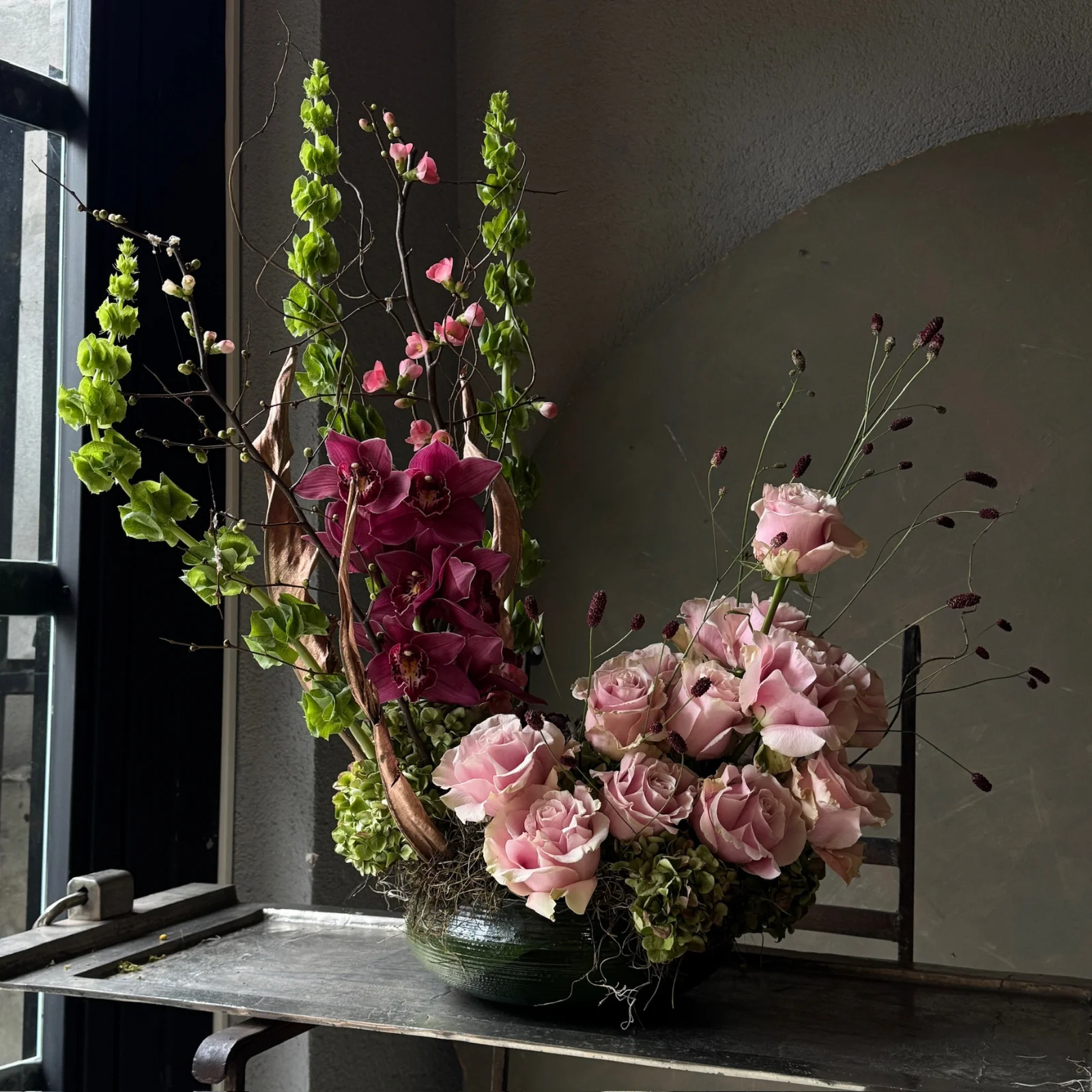 Blush Dynasty | Pembe Gül & Cymbidium Aranjman — İsteme Çiçeği koleksiyonu No.12 — Lisan-ı Ezhar