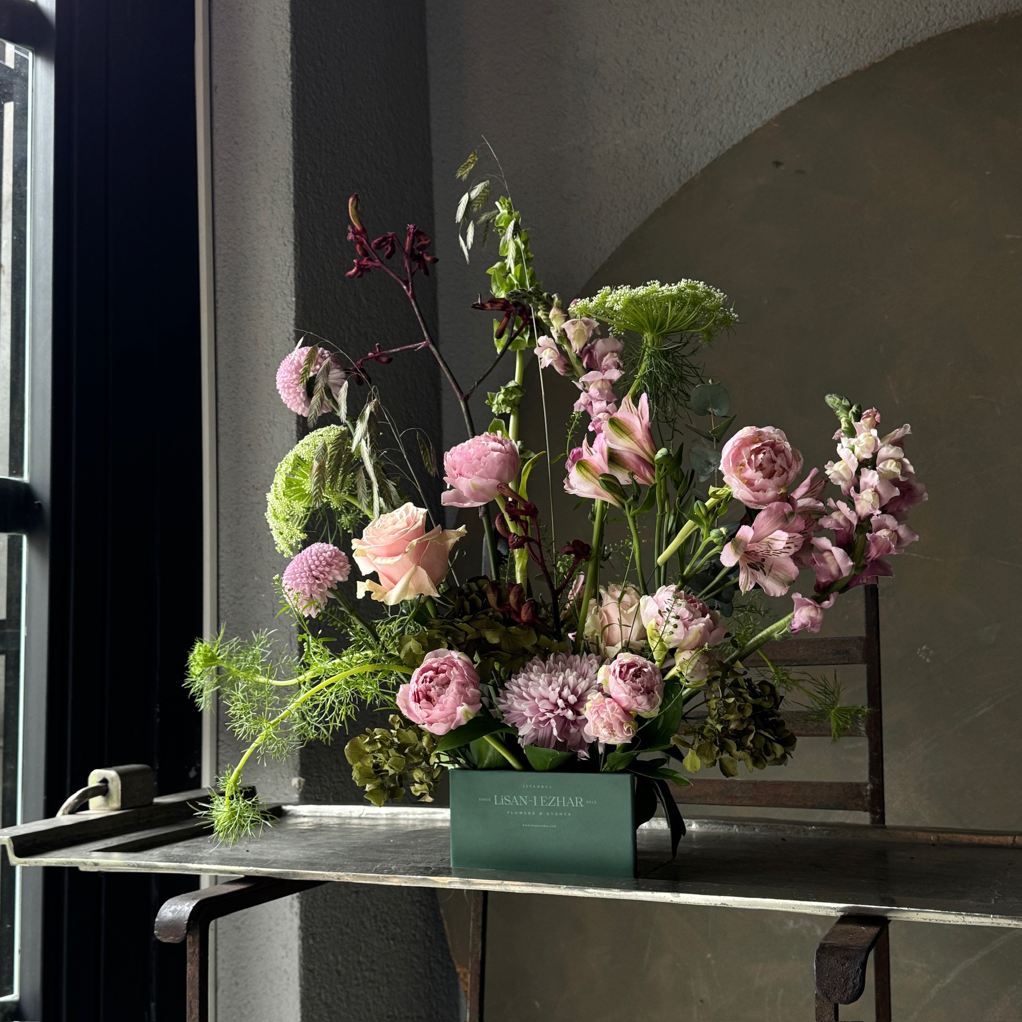 Flora Unbound | Pembe Bahar Bahçesi Kutu Aranjman — İsteme Çiçeği koleksiyonu No.3 — Lisan-ı Ezhar