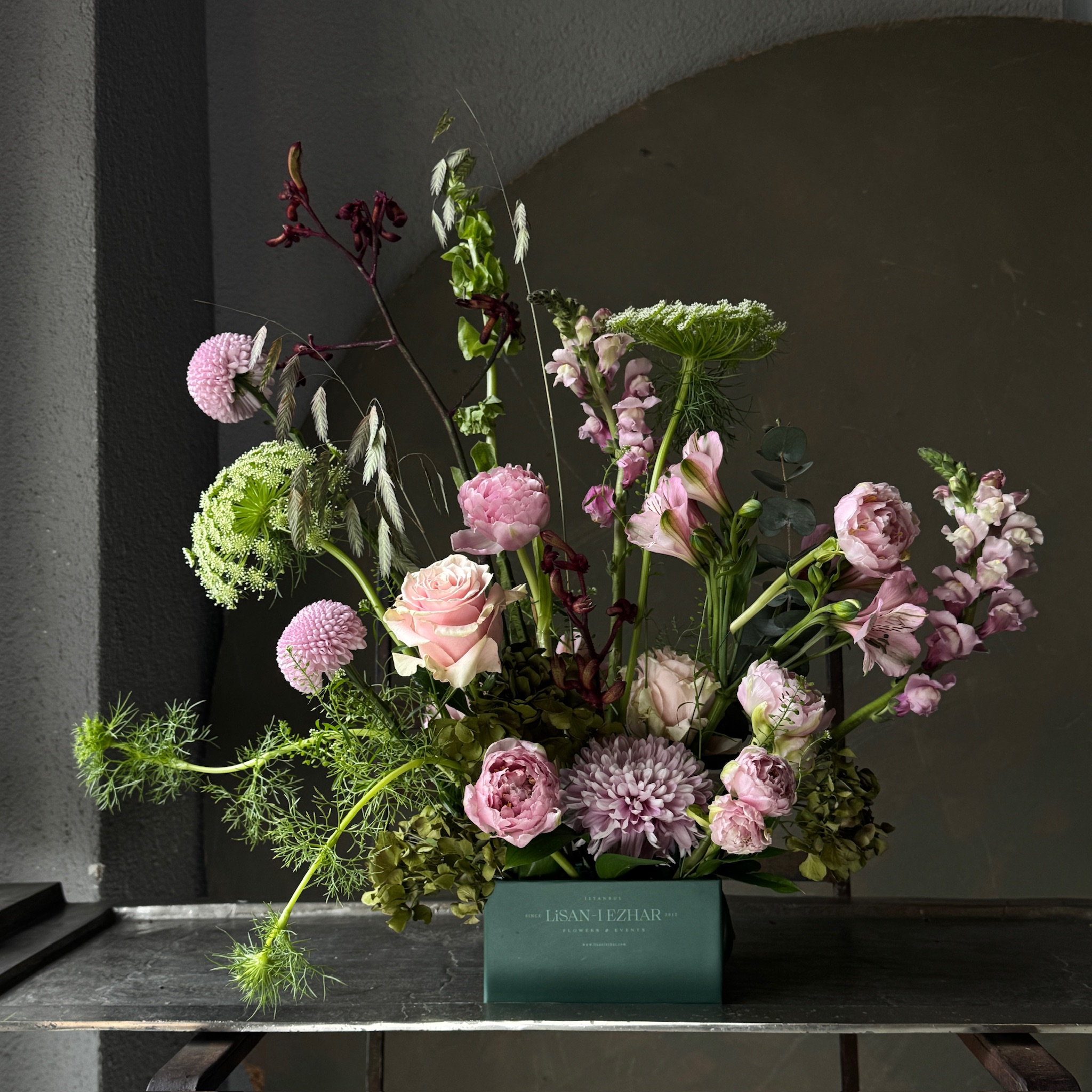 Flora Unbound | Pembe Bahar Bahçesi Kutu Aranjman - görsel 3