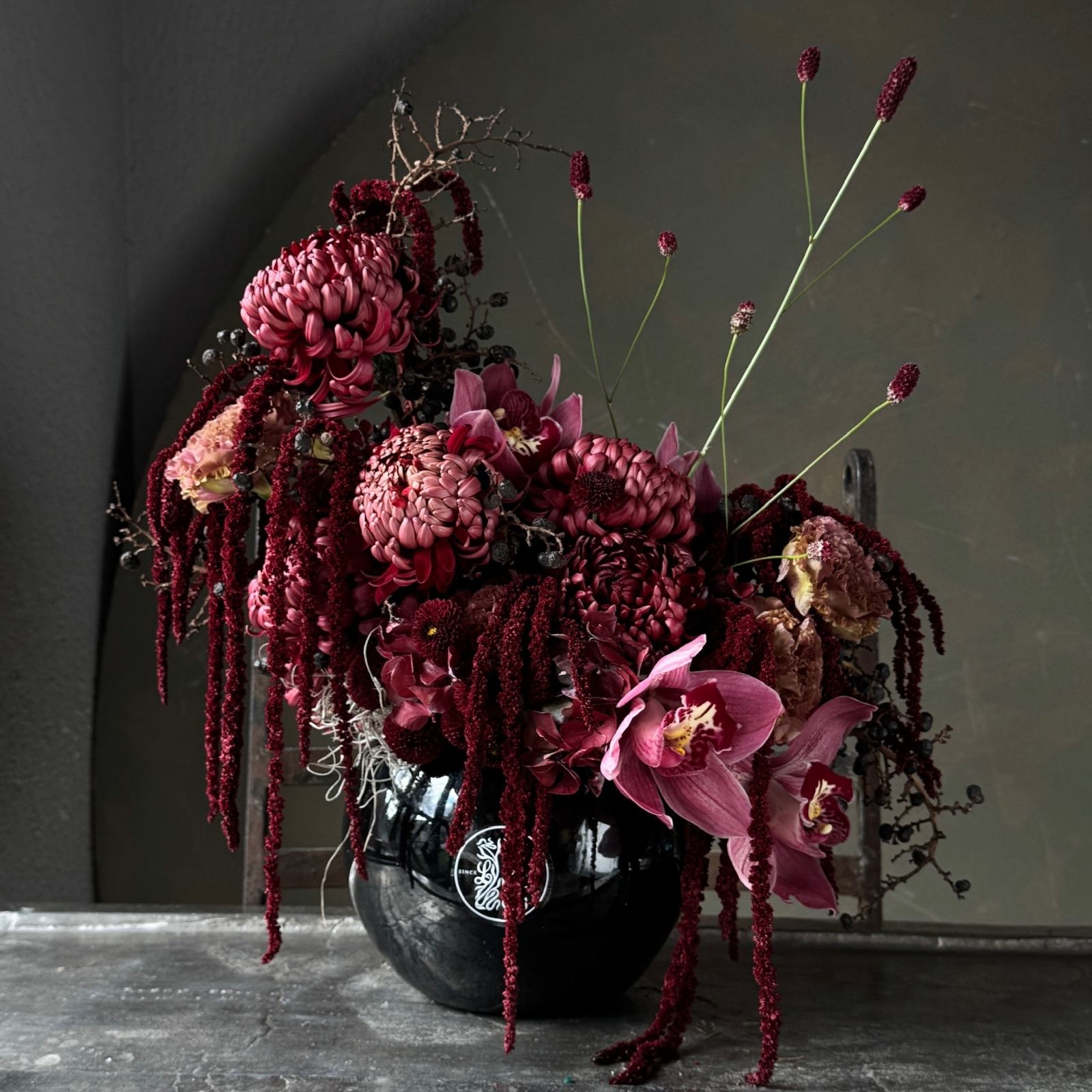 Burgundy Ombre | Gül & Orkide Aranjman | Bordo Ton Geçişli Lüks Çiçek Aranjmanı — ARANJMAN koleksiyonu No.33 — Lisan-ı Ezhar