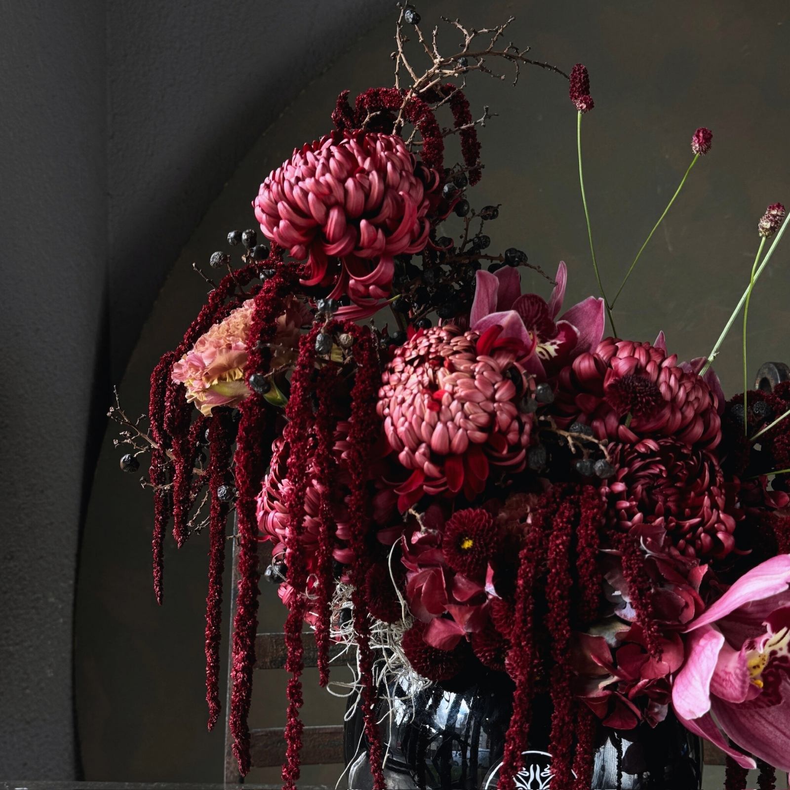 Burgundy Ombre | Gül & Orkide Aranjman | Bordo Ton Geçişli Lüks Çiçek Aranjmanı - görsel 2