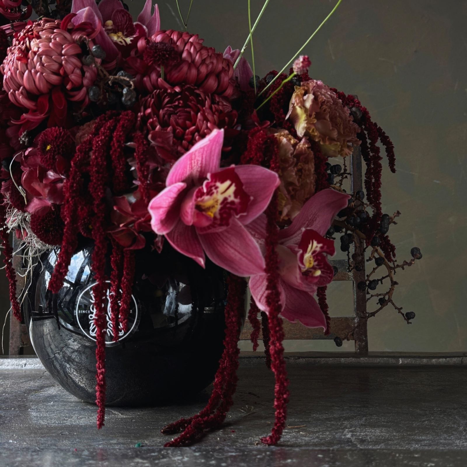 Burgundy Ombre | Gül & Orkide Aranjman | Bordo Ton Geçişli Lüks Çiçek Aranjmanı - görsel 3