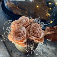 INFINITE LOVE ; solmayan güllerle hazırladığımız seramik vazosunda bir mini aranjman. Kahve tepsilerinde, mini sehpalarda uzun süre sizinle sohbetlerinize eşlik edecek.